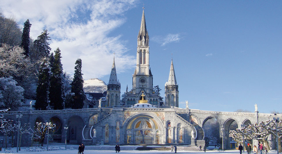 travel to lourdes france from uk